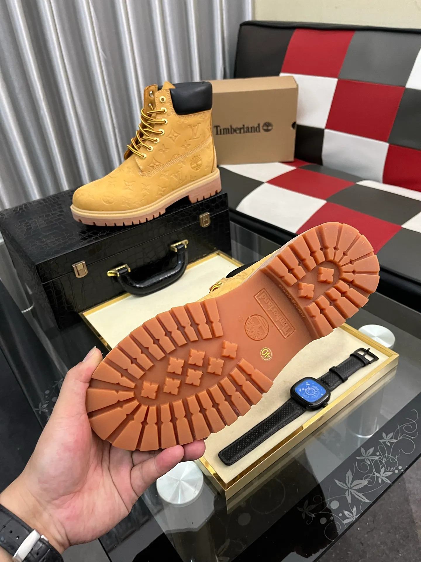 Ex-factory price: 458⌚️⌚️LV x Timberland Timberland joint model Presbyopia Embossed Rhubarb Boots Ankle Boots Short Boots LV x Timberland ankle boots are made of Monogram embossed waterproof nubuck cow leather, relying on the brand's exquisite craftsmanship to carefully reshape the classic Timberland 6-inch boot shape in Italy, with an eye-catching American workwear style. Created by Pharrell Williams 2025 autumn and winter menswear show. Monogram embossed tongue, original Timberland laces and outsole are exquisite details, and the leather label expresses the cooperation logo. Exquisite packaging at the delivery counter🛍📦 ▪️Material: Original customized imported first-layer cowhide ▪️Inner lining: Original customized leather lining/mesh lining ▪️Outsole: Original molded rubber material ▪️Sole thickness: 3.5CM ▪️Size: 38-44
